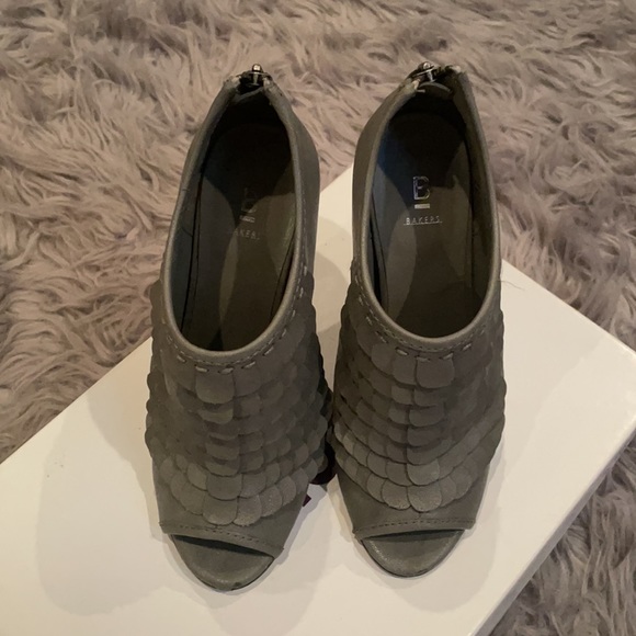 Grey Ruffles heels - Picture 3 of 3